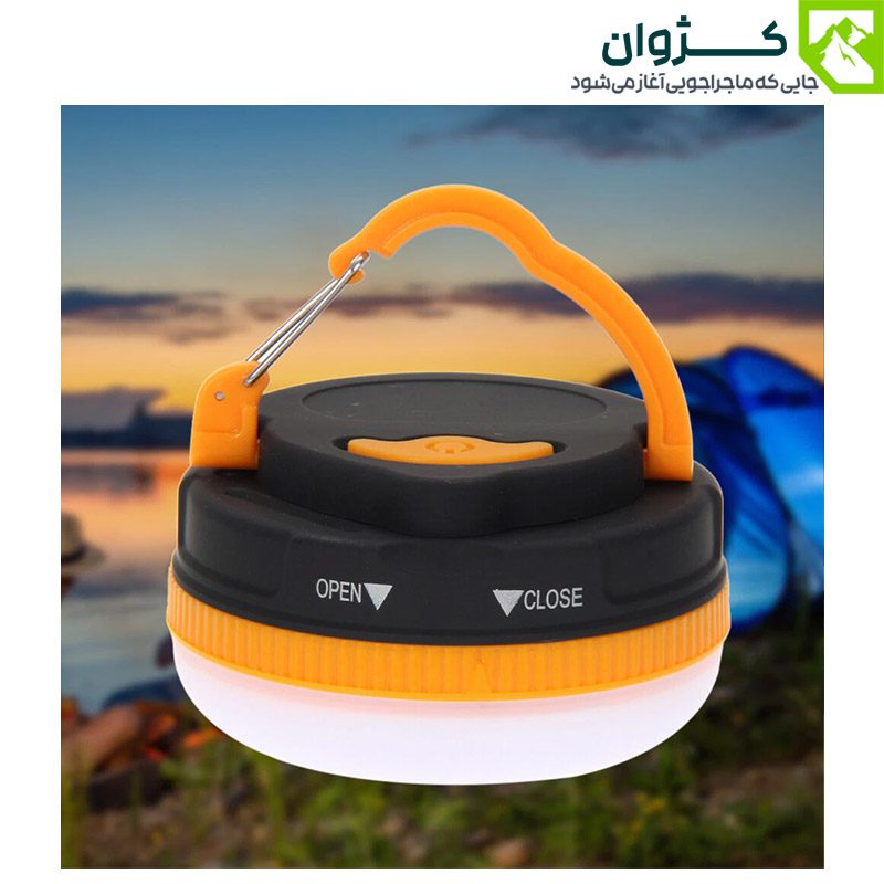 چراغ YD-2 در نمای بغل با کمپ و چادر در پس‌زمینه