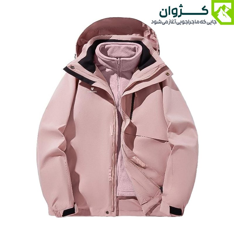 کاپشن دوپوش زنانه کاراکال مدل CA-C3101B رنگ صورتی بژ با لایه داخلی پلار و زیپ‌های آب‌بندی‌شده، مناسب برای فعالیت‌های فضای باز در هوای سرد