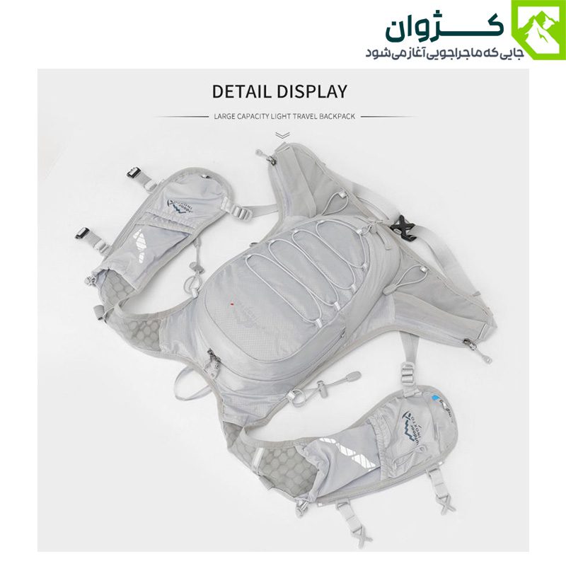 کوله رانینگ INOXTO مدل 577 در رنگ خاکستری روشن، دارای جیب‌های متعدد، بندهای قابل تنظیم، محفظه‌های روی بند شانه و طراحی سبک، مناسب برای سفرهای یک‌روزه و فعالیت‌های فضای باز