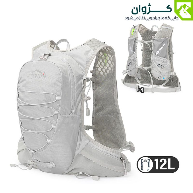 کوله رانینگ INOXTO مدل 577 در رنگ سفید/خاکستری روشن، دارای بندهای قابل تنظیم، سیستم پشتی مشبک، بند نگه‌دارنده تجهیزات و طراحی ارگونومیک، مناسب برای دویدن، دوچرخه‌سواری و طبیعت‌گردی سبک