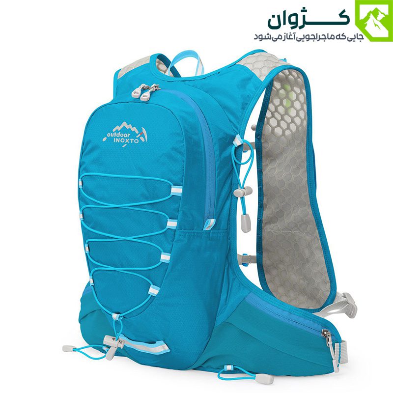 کوله رانینگ INOXTO مدل 577 در رنگ آبی، دارای بندهای قابل تنظیم، سیستم پشتی مشبک، جیب‌های متعدد و بند نگه‌دارنده تجهیزات، مناسب برای دوچرخه‌سواری و طبیعت‌گردی سبک