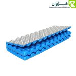 زیرانداز آکاردئونی آبی با سطح نقره‌ای در حالت بسته، دارای طراحی egg-crate و لایه آلومینیومی؛ مناسب برای کمپینگ و طبیعت‌گردی
