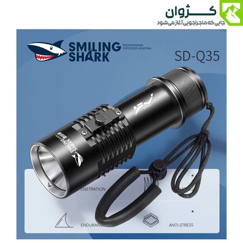 چراغ قوه غواصی اسمایلینگ شارک مدل SD-Q35 با طراحی مشکی و بند مچی، قرار گرفته روی پس‌زمینه آبی تبلیغاتی با شعارهای نفوذ، دوام و ضد فشار