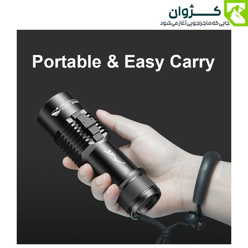 چراغ قوه غواصی اسمایلینگ شارک مدل SD-Q35 در دست کاربر، با بند مچی و طراحی فلزی مشکی، مناسب برای حمل آسان و استفاده در شرایط کم‌نور