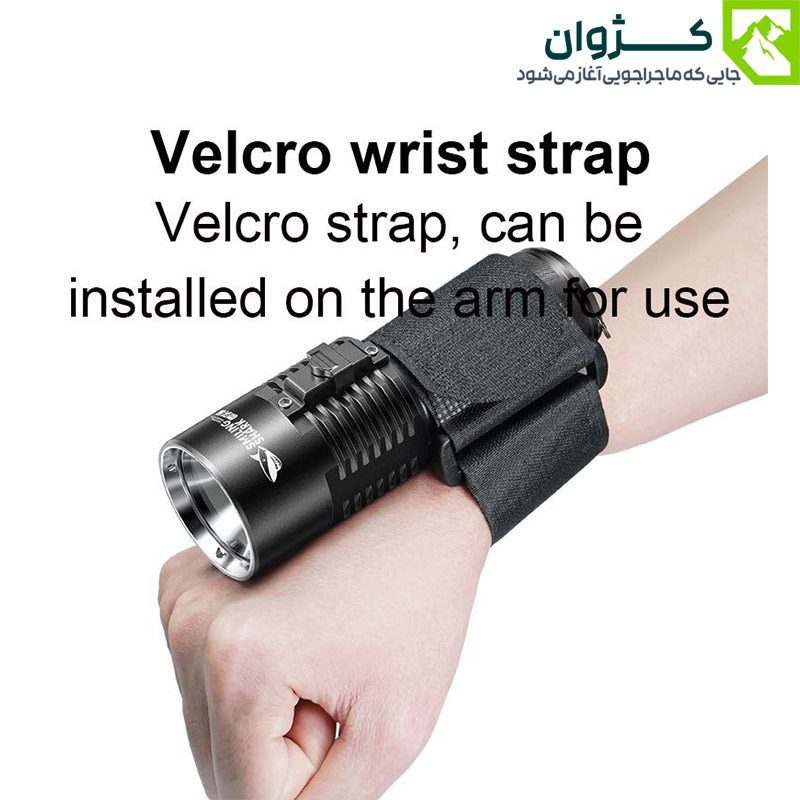 چراغ قوه غواصی اسمایلینگ شارک مدل SD-Q35 نصب‌شده روی مچ دست با بند ولکرو، مناسب برای استفاده بدون دخالت دست در شرایط تاریک و محیط‌های مرطوب