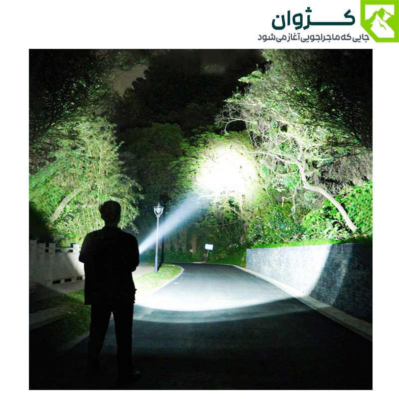 چراغ قوه اسمایلینگ شارک W5168-2 در حال روشن‌سازی جنگل در شب، با پرتو قدرتمند و طراحی حرفه‌ای