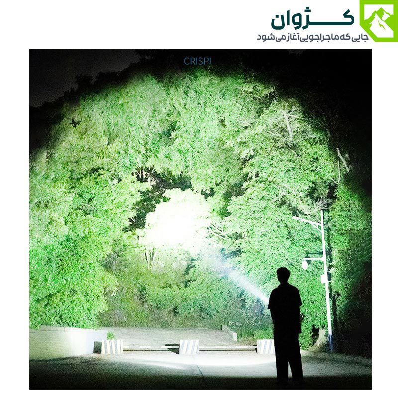 چراغ قوه اسمایلینگ شارک W5168-2 در حال روشن‌سازی جنگل در شب، با پرتو قدرتمند و طراحی حرفه‌ای