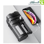 چراغ قوه اسمایلینگ شارک W5168-2 در حال شارژ گوشی موبایل از طریق پورت USB، با طراحی مقاوم و چندکاره
