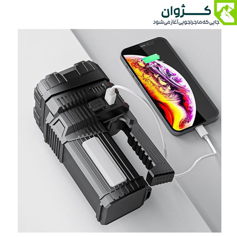 چراغ قوه اسمایلینگ شارک W5168-2 در حال شارژ گوشی موبایل از طریق پورت USB، با طراحی مقاوم و چندکاره